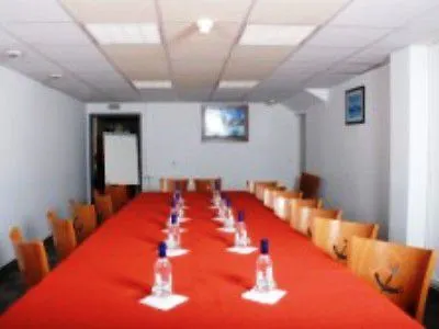 Les Gens De By Popinns Hotel
